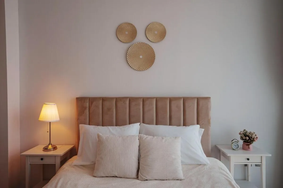 Apartment 1Br Modern Comfort At Studio One Dubai