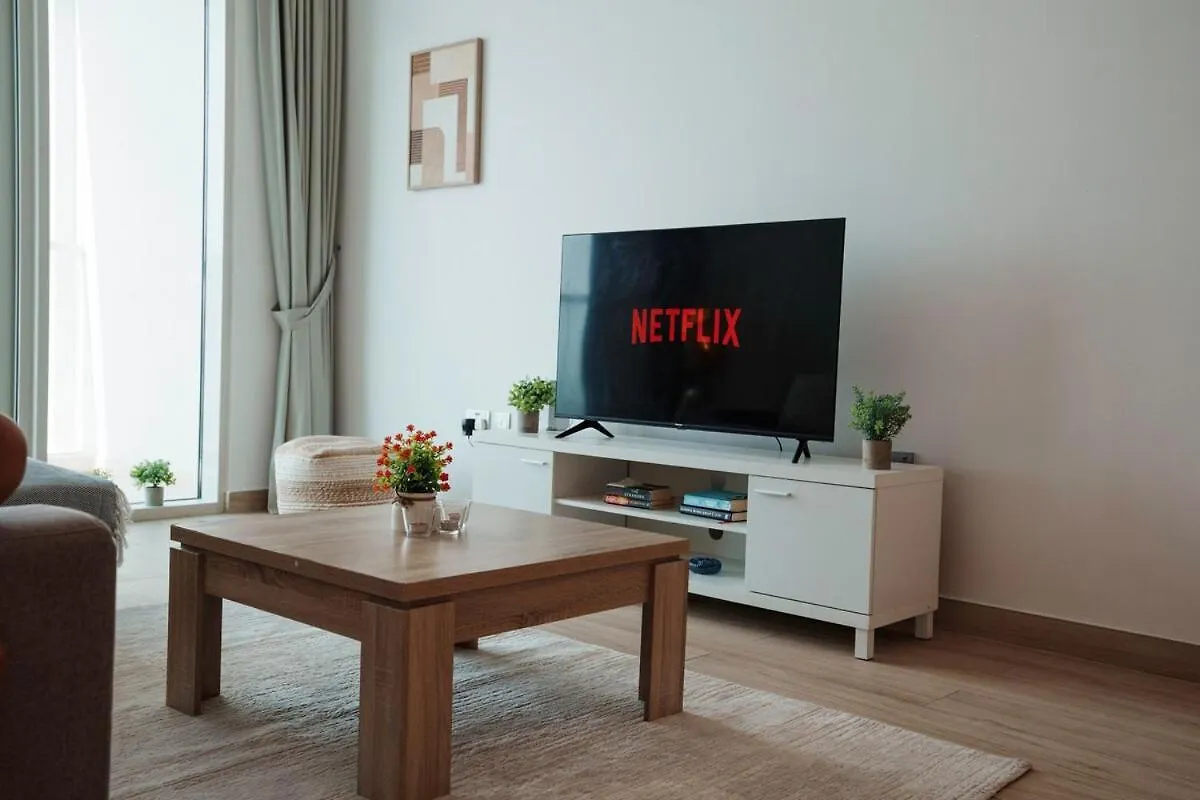1Br Modern Comfort At Studio One Dubai