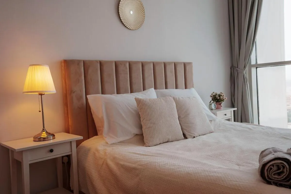 1Br Modern Comfort At Studio One Dubai Apartment