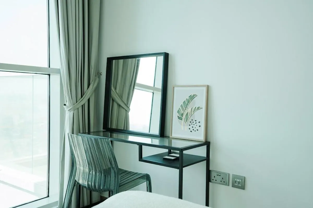 Apartment 1Br Modern Comfort At Studio One Dubai